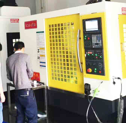 चीन उच्च कठोरता कॉम्पैक्ट सीएनसी मिलिंग मशीन पांच एक्सिस वीएमसी मशीन 4000 किलो आपूर्तिकर्ता