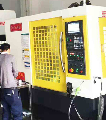 चीन डीडिजिटल उत्पाद, ऑटो पार्ट्स के लिए कम जड़ता स्पिंडल डिजाइन सीएनसी टैपिंग मशीन फैक्टरी