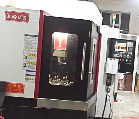 चीन बड़े स्पीड सेक्शन के साथ हाई स्पीड स्पिंडल सीएनसी वर्टिकल मिलिंग मशीन वितरक